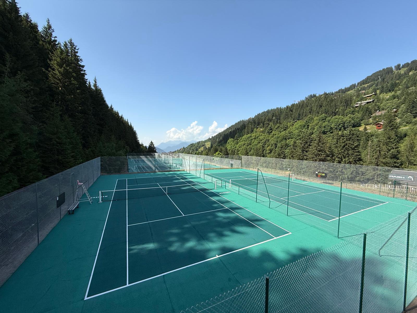 Vue aérienne des courts de tennis du Tennis Club Méribel